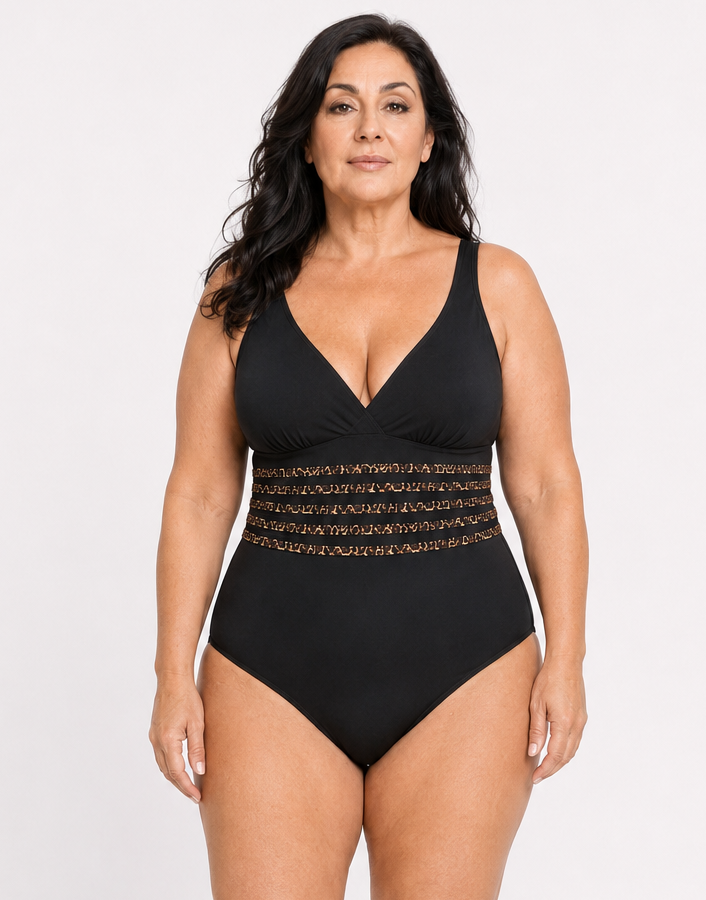 Enteriza Ref. 0183 color black leopard con modelo Maria, detalle frontal
