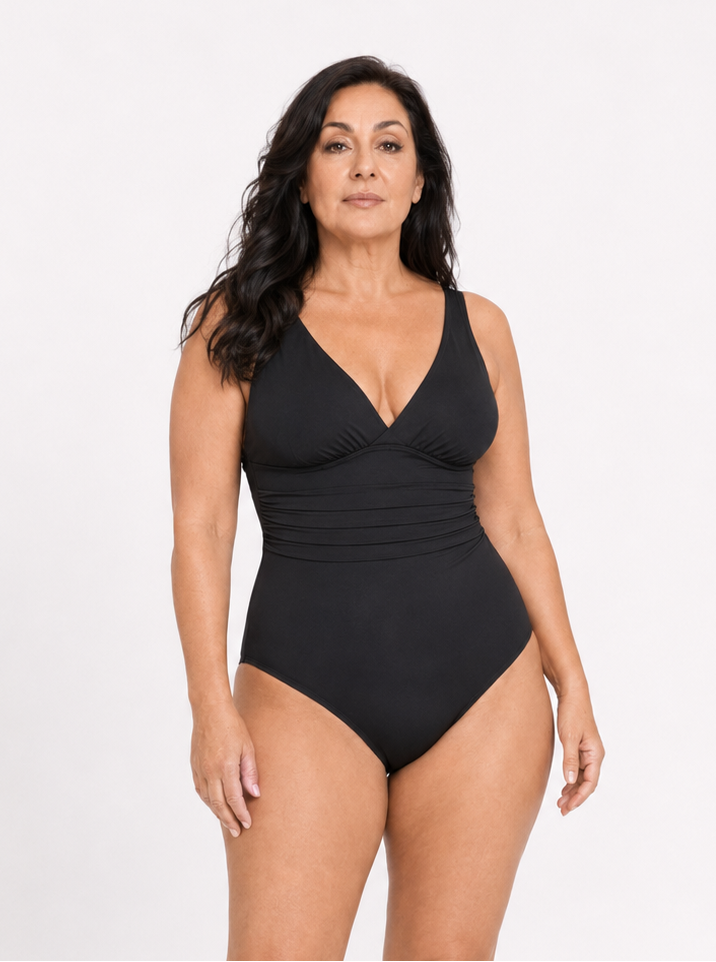 Enteriza Ref. 0183 color negro con modelo Maria, vista tres cuartos
