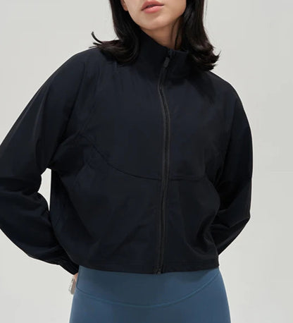Campera Deportiva Rompevientos Con Cierre Frontal Y Corte Amplio Ref: 1081