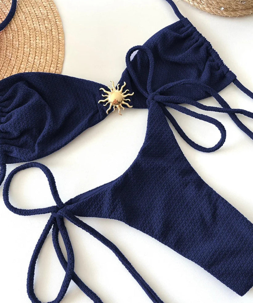 Bikini Texturizado con Lazo y Aplique Dorado Ref: 0512