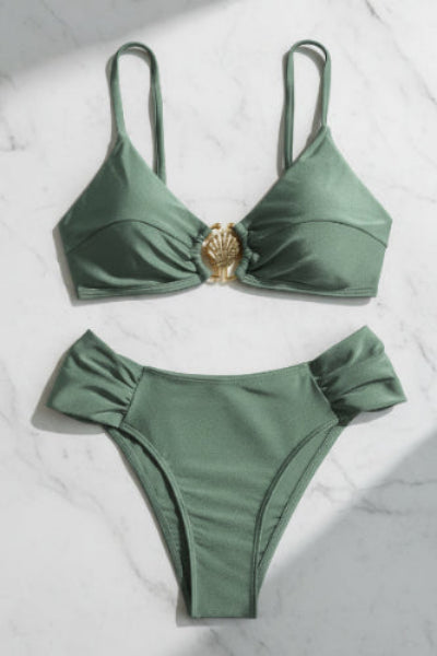 Bikini con Escote Triangular y Adorno Centra Doradol en Concha Ref: 0736