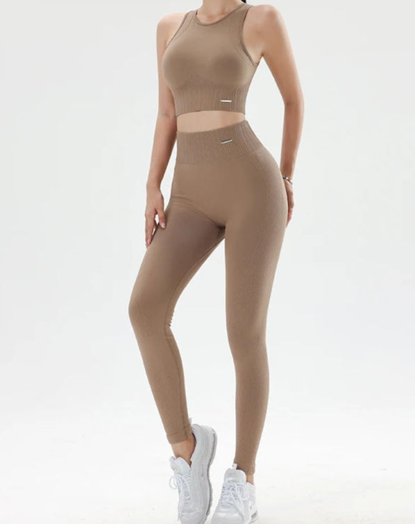 Conjunto Deportivo Acanalado con Top Halter y Calza Ref: 1043