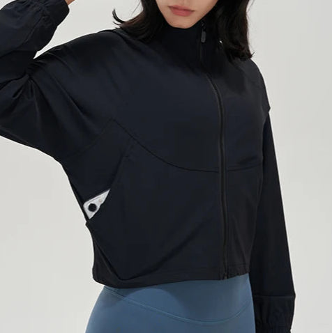 Campera Deportiva Rompevientos Con Cierre Frontal Y Corte Amplio Ref: 1081