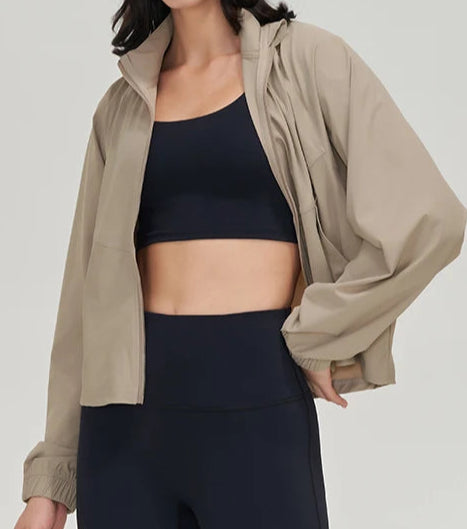 Campera Deportiva Rompevientos Con Cierre Frontal Y Corte Amplio Ref: 1081