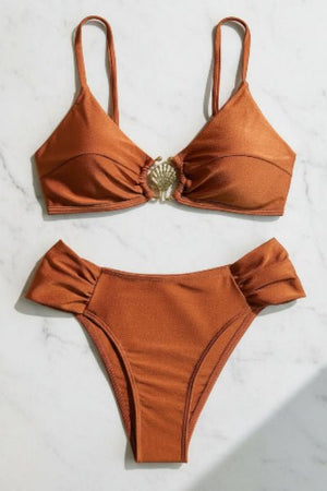Bikini con Escote Triangular y Adorno Centra Doradol en Concha Ref. 0736 - Marea Bella Swimwear
