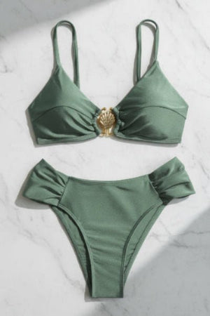 Bikini con Escote Triangular y Adorno Centra Doradol en Concha Ref. 0736 - Marea Bella Swimwear