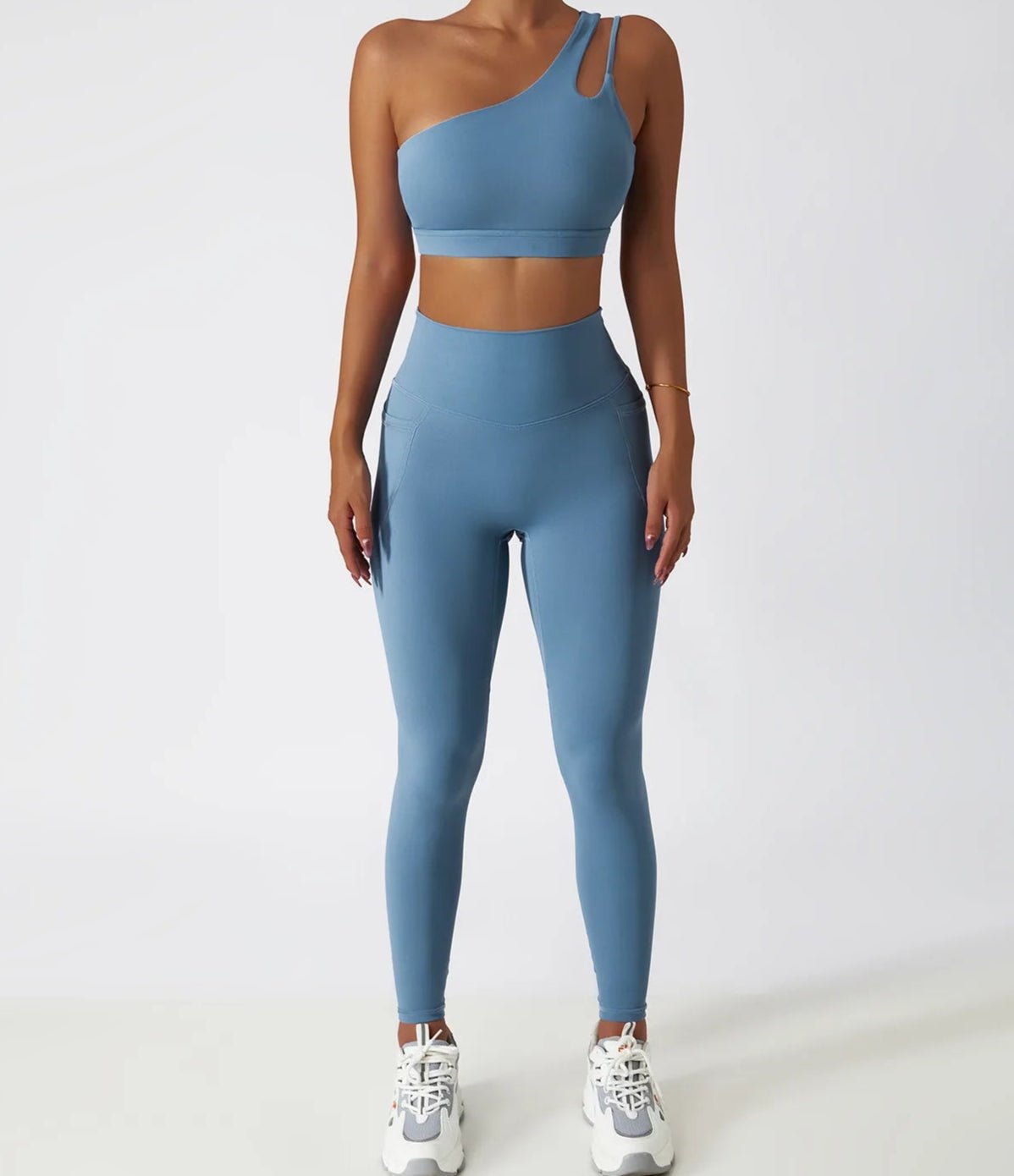 Conjunto Deportivo con Top Un Solo Hombro de Tirantes Dobles y Calza Ref. 1065 - Marea Bella Swimwear