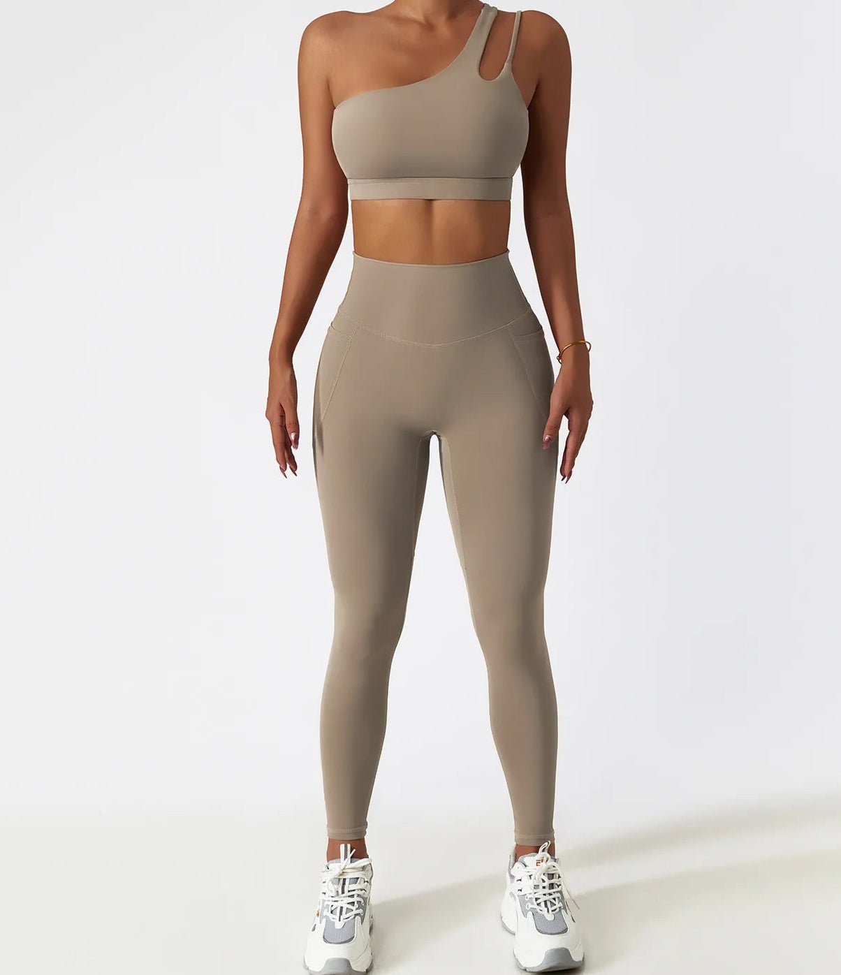 Conjunto Deportivo con Top Un Solo Hombro de Tirantes Dobles y Calza Ref. 1065 - Marea Bella Swimwear