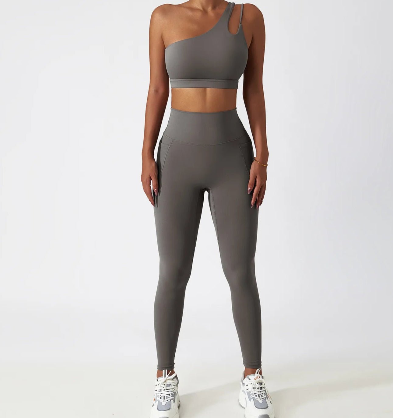 Conjunto Deportivo con Top Un Solo Hombro de Tirantes Dobles y Calza Ref. 1065 - Marea Bella Swimwear