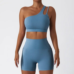 Conjunto Deportivo con Top Un Solo Hombro de Tirantes Dobles y Short Ref. 1064 - Marea Bella Swimwear
