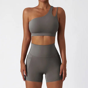 Conjunto Deportivo con Top Un Solo Hombro de Tirantes Dobles y Short Ref. 1064 - Marea Bella Swimwear