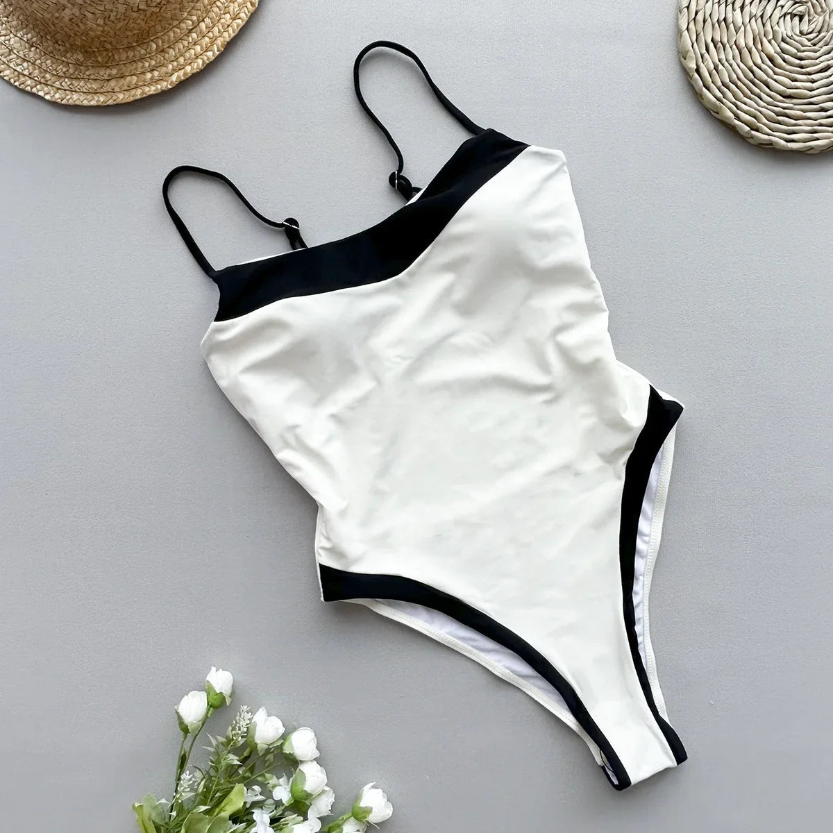 Enteriza Bicolor con Recorte Curvo y Breteles Finos Ref. 0659 - Marea Bella Swimwear
