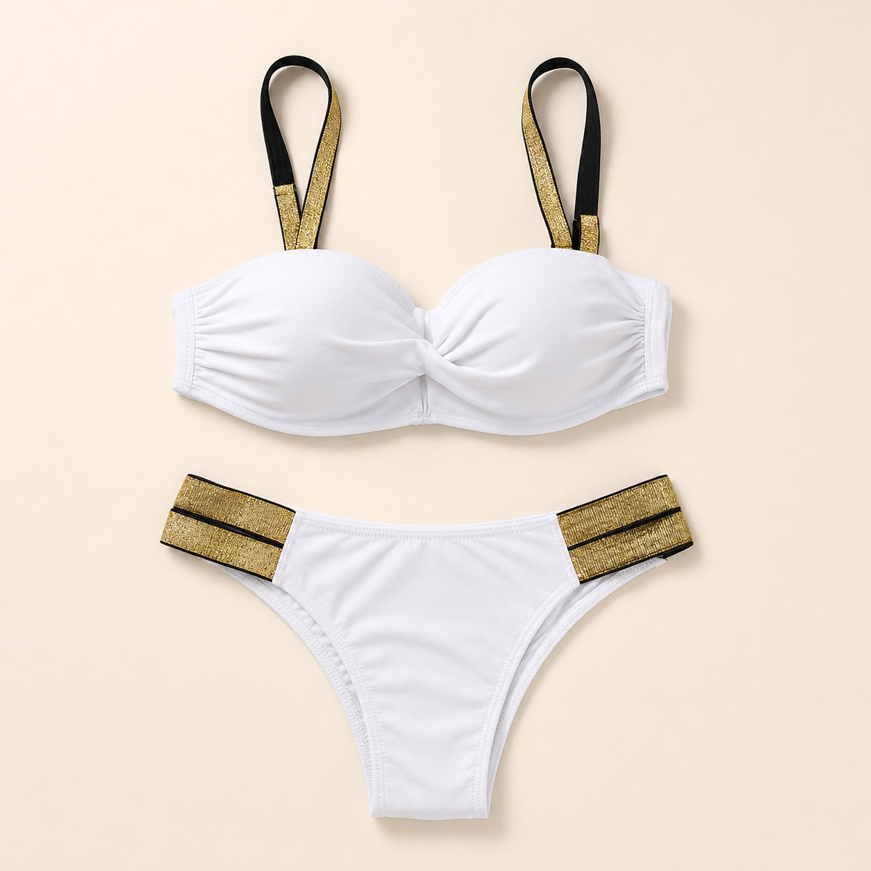 Bikini blanco con tirantes y bandas doradas, vista de producto sin modelo